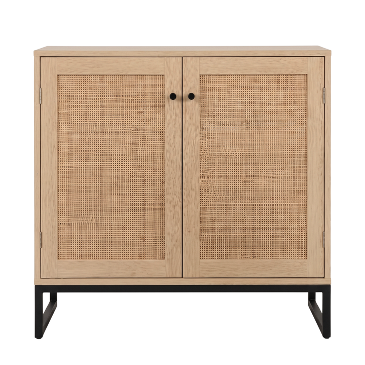 Aparador Buffet de color madera clara con dos puertas de ratán y base de metal negro en estilo nórdico.