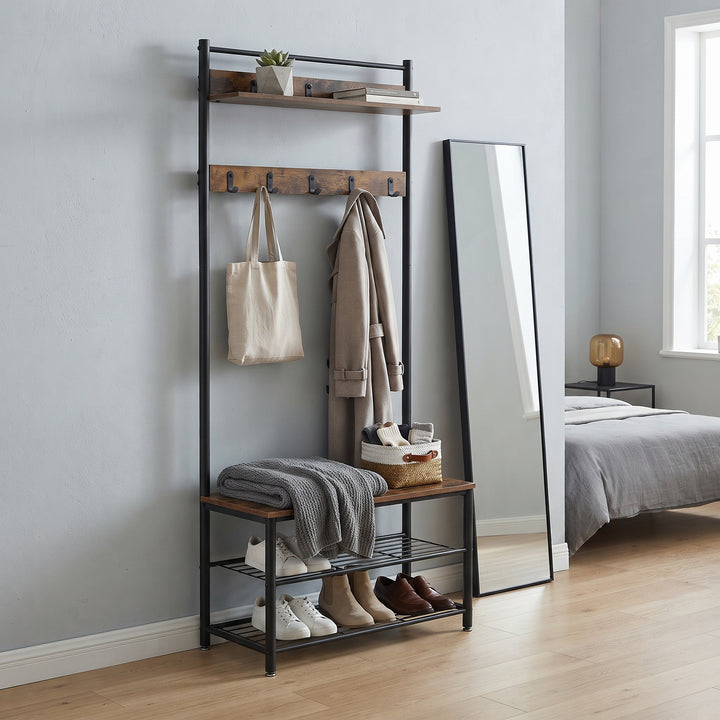 Mueble recibidor industrial con perchero, banca de color madera oscura y zapatero metálico.