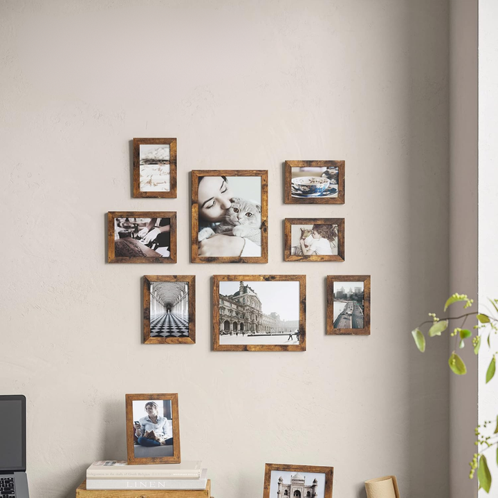 Set de marcos de fotos de color madera en pared de sala minimalista