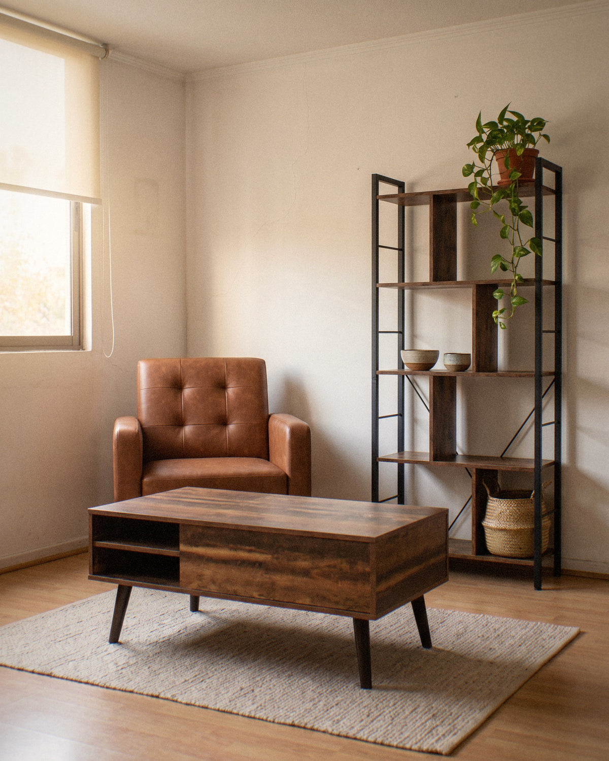Living con mesa de centro Volterra, poltrona Timra y estantería Gavle