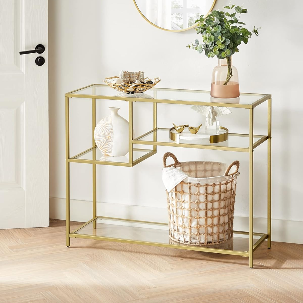 Arrimo recibidor dorado Tierp con repisas de vidrio y decoración
