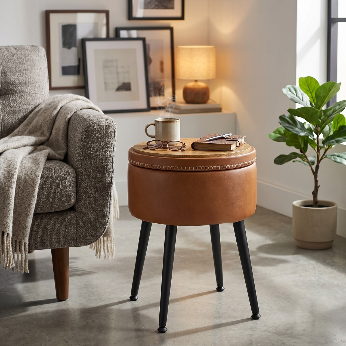 Pouf taburete de ecocuero café Tune junto a un sillón