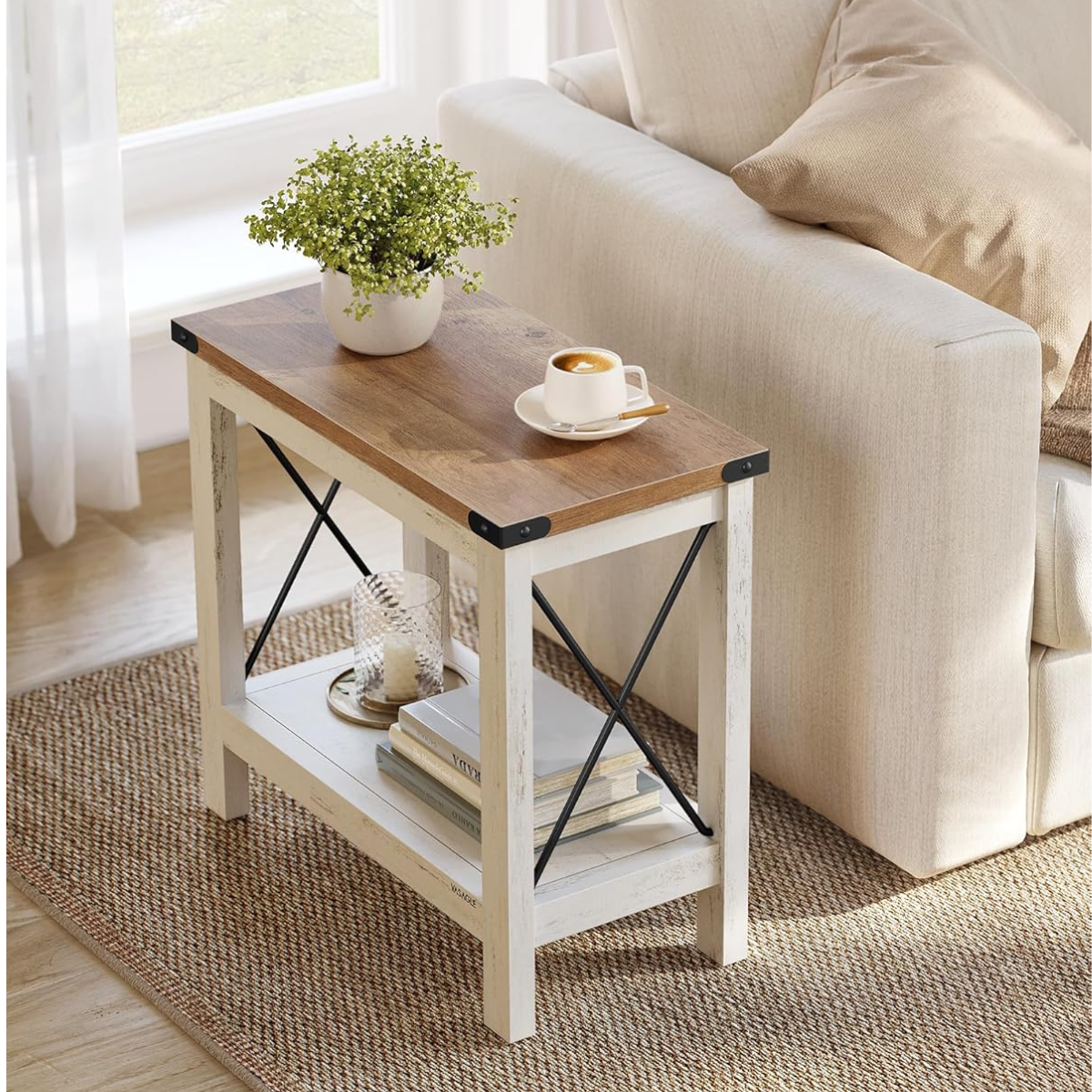 Mesa lateral blanca rústica Murcia junto a un sofá