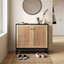 Aparador Buffet de color madera clara y negro con dos puertas de ratán y base de metal negro en estilo nórdico.
