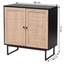 Aparador Buffet de color madera clara y negro con dos puertas de ratán y base de metal negro en estilo nórdico.