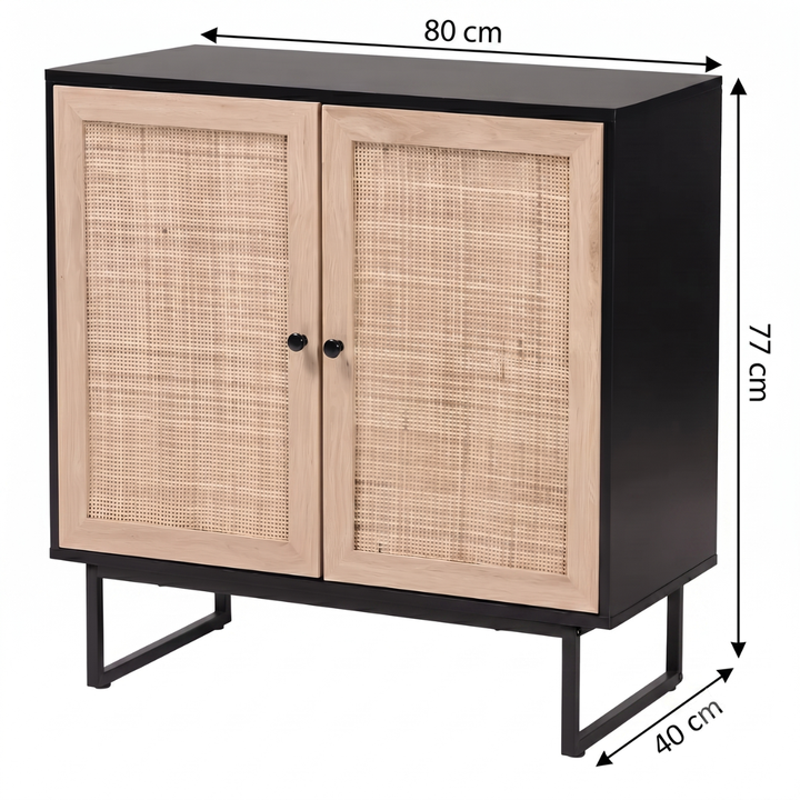 Aparador Buffet de color madera clara y negro con dos puertas de ratán y base de metal negro en estilo nórdico.