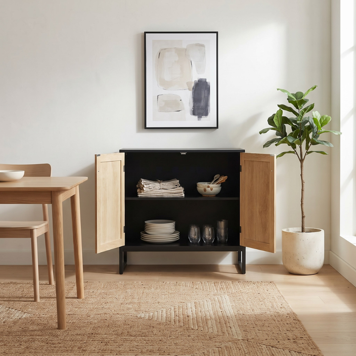 Aparador Buffet de color madera clara y negro con dos puertas de ratán y base de metal negro en estilo nórdico.
