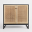 Aparador Buffet de color madera clara y negro con dos puertas de ratán y base de metal negro en estilo nórdico.