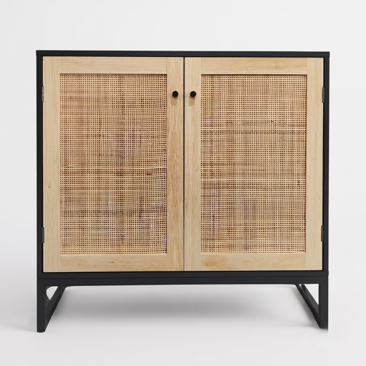 Aparador Buffet de color madera clara y negro con dos puertas de ratán y base de metal negro en estilo nórdico.