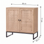 Aparador Buffet de color madera clara con dos puertas de ratán y base de metal negro en estilo nórdico.