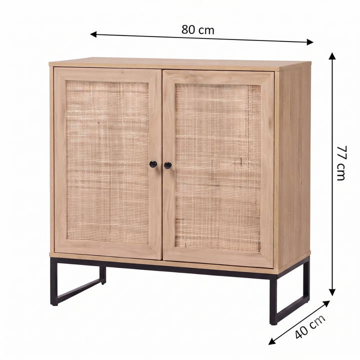 Aparador Buffet de color madera clara con dos puertas de ratán y base de metal negro en estilo nórdico.