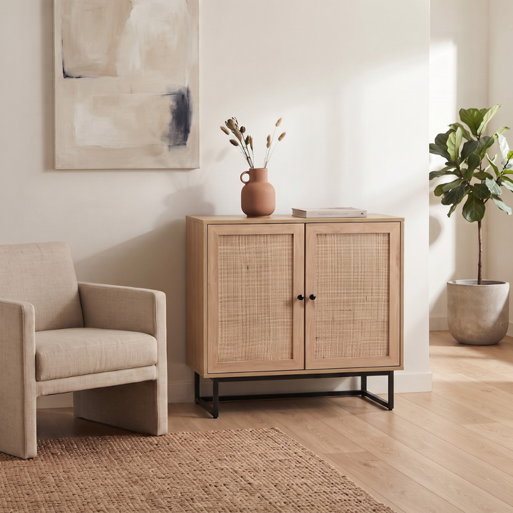 Aparador Buffet de color madera clara con dos puertas de ratán y base de metal negro en estilo nórdico.