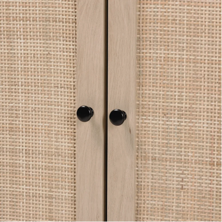 Aparador Buffet de color madera clara con dos puertas de ratán y base de metal negro en estilo nórdico.