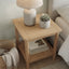 Mesa auxiliar de madera natural con estante inferior de ratán en estilo nórdico.