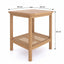 Mesa auxiliar de color madera natural con estante inferior de ratán en estilo nórdico.