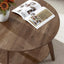 Mesa de centro redonda de color madera oscura con estante inferior en estilo nórdico.
