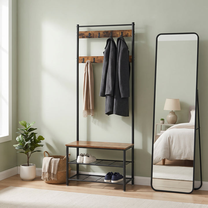 Mueble recibidor industrial con perchero, banca de color madera oscura y zapatero metálico.