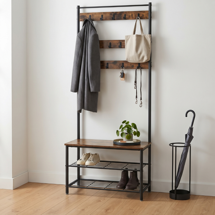 Mueble recibidor industrial con perchero, banca de color madera oscura y zapatero metálico.