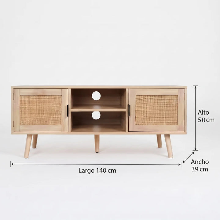 Mueble de TV de color madera clara con puertas de ratán y estantes centrales abiertos en estilo nórdico.