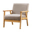 Sillón individual de estilo nórdico con estructura de madera clara y tapiz beige.
