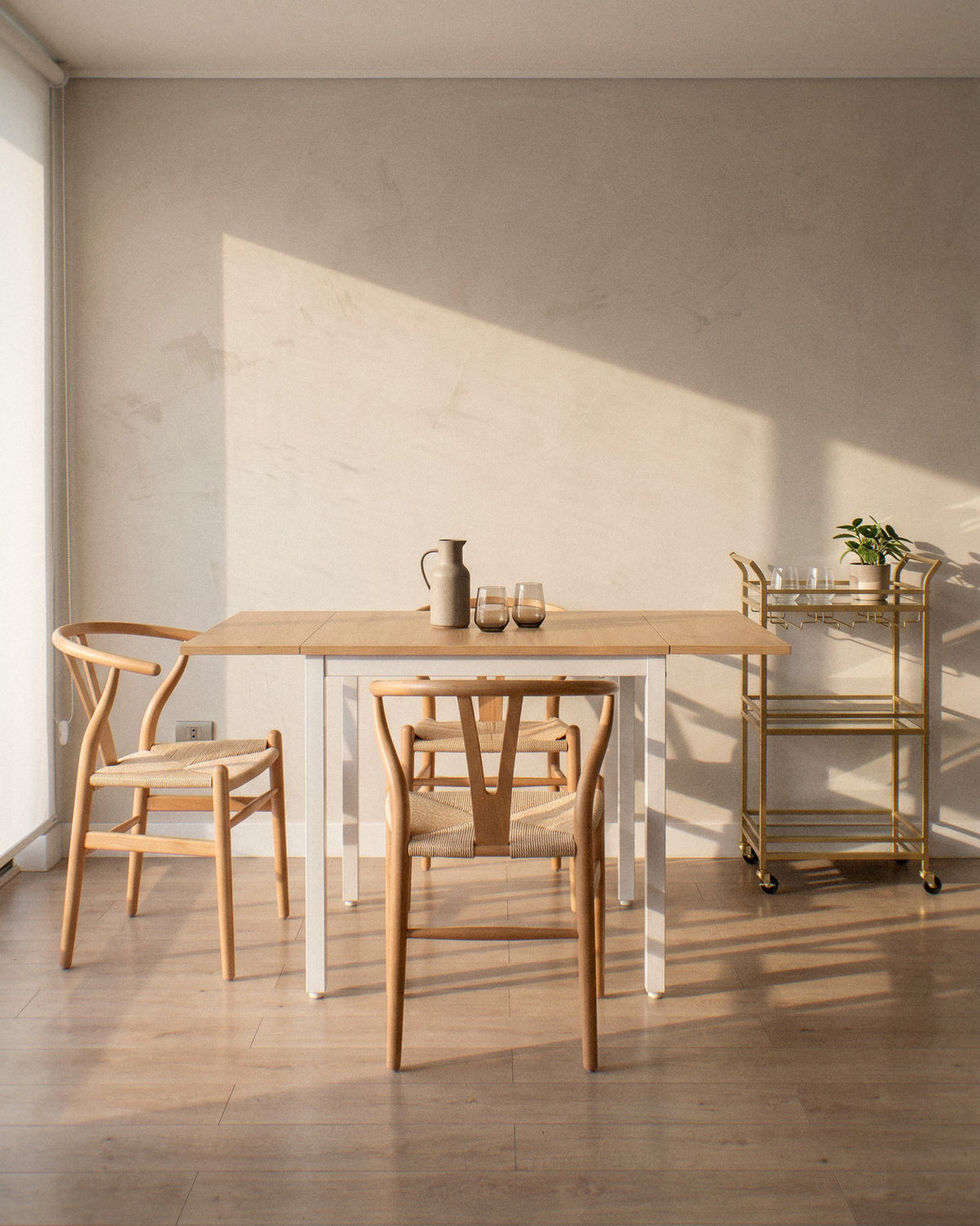 Comedor con mesa Urho, sillas Wishbone y carro bar Reika