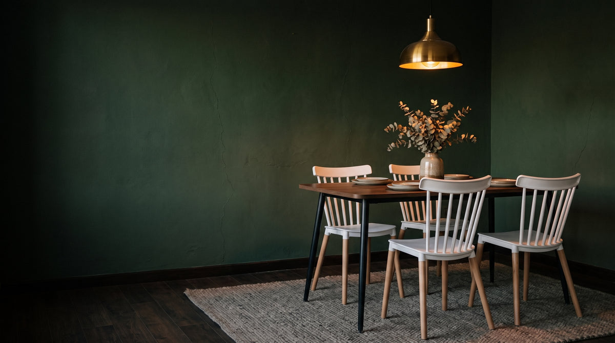 Comedor verde con mesa y cuatro sillas Windsor blancas