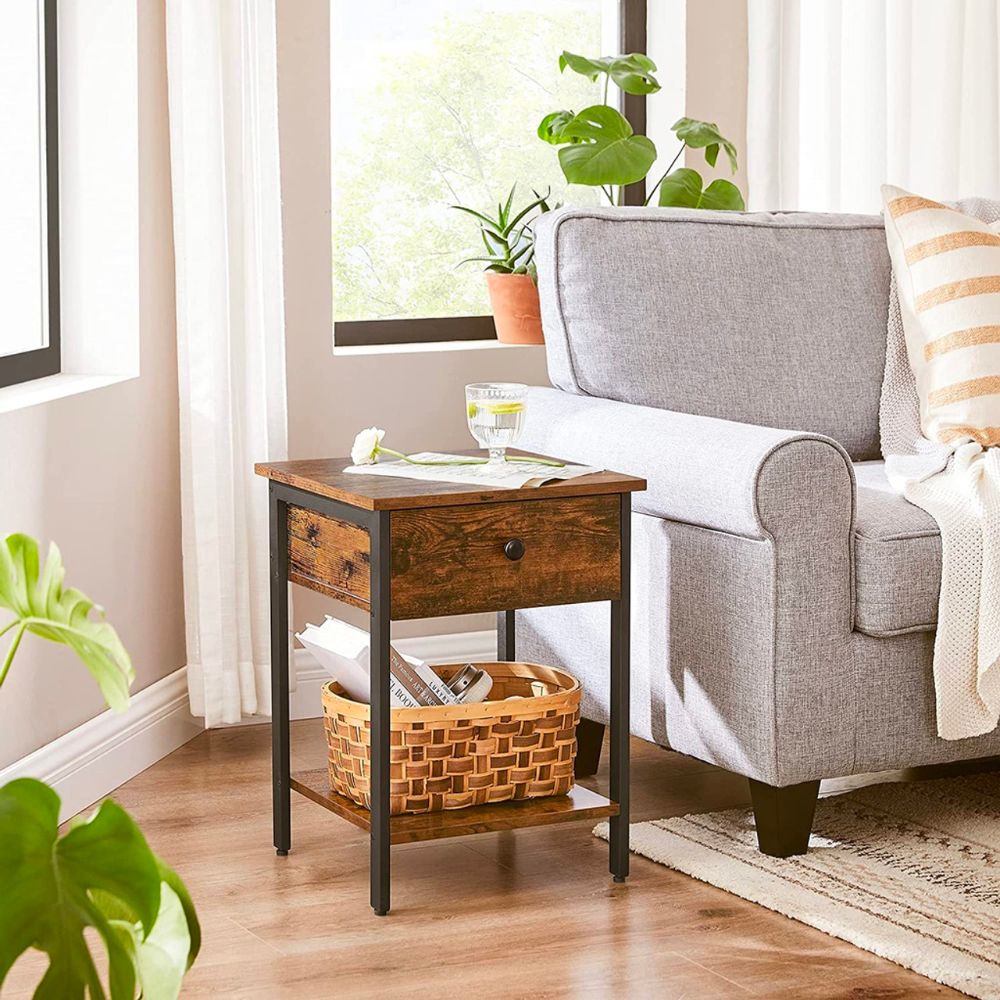 Velador con cajón Estocolmo junto a un sillón