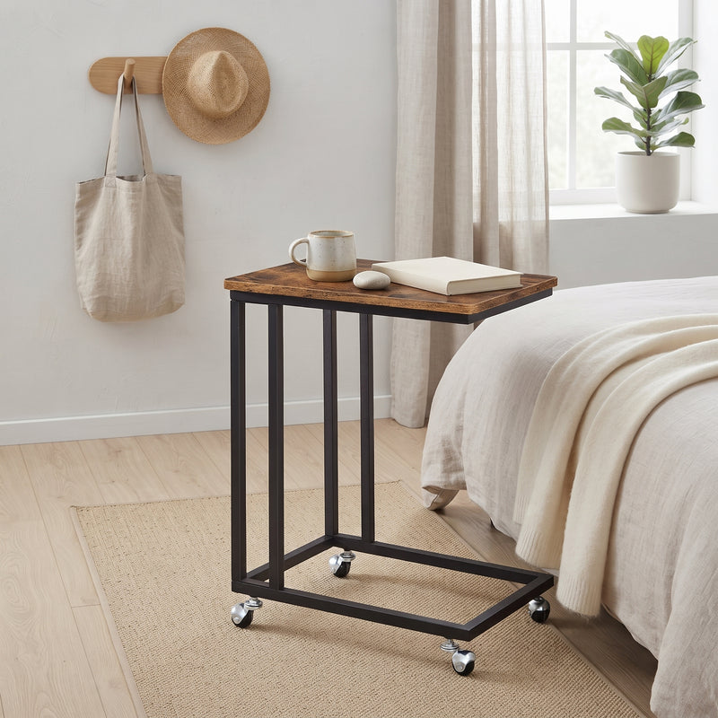También junto a la cama · Mesa Auxiliar Lateral Vendel con ruedas Estilo Industrial