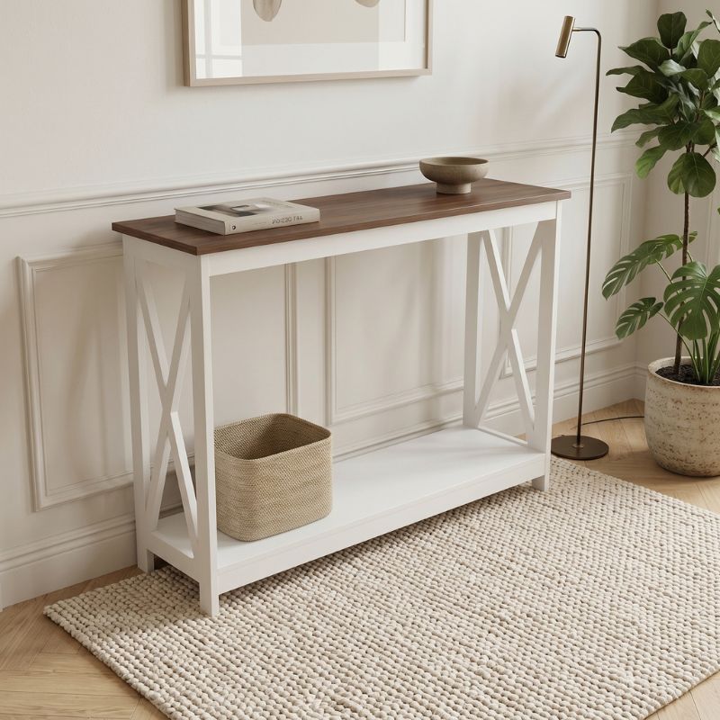 Arrimo recibidor Catania blanco y madera con canasto en un living