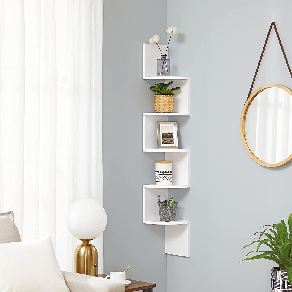 Estante esquinero zigzag blanco Ribe con plantas en un living