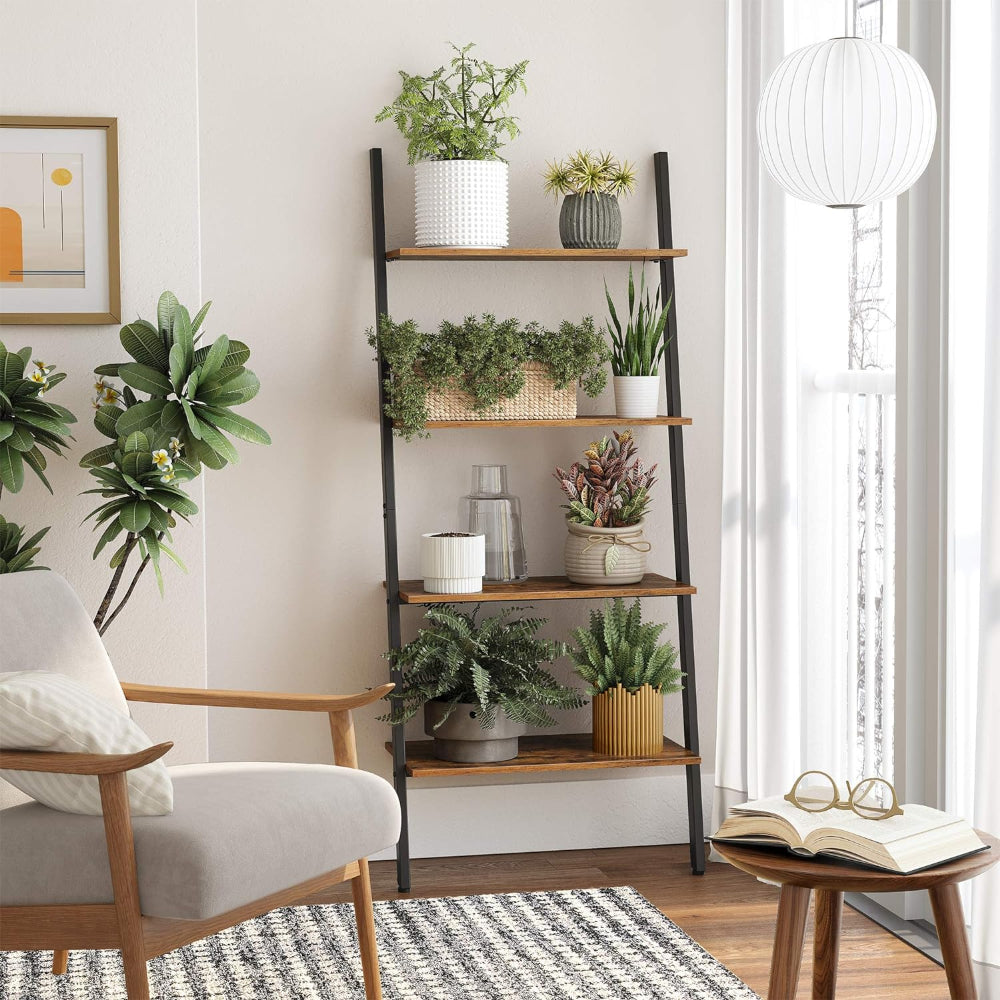 Estantería escalera Malmo con plantas en un living