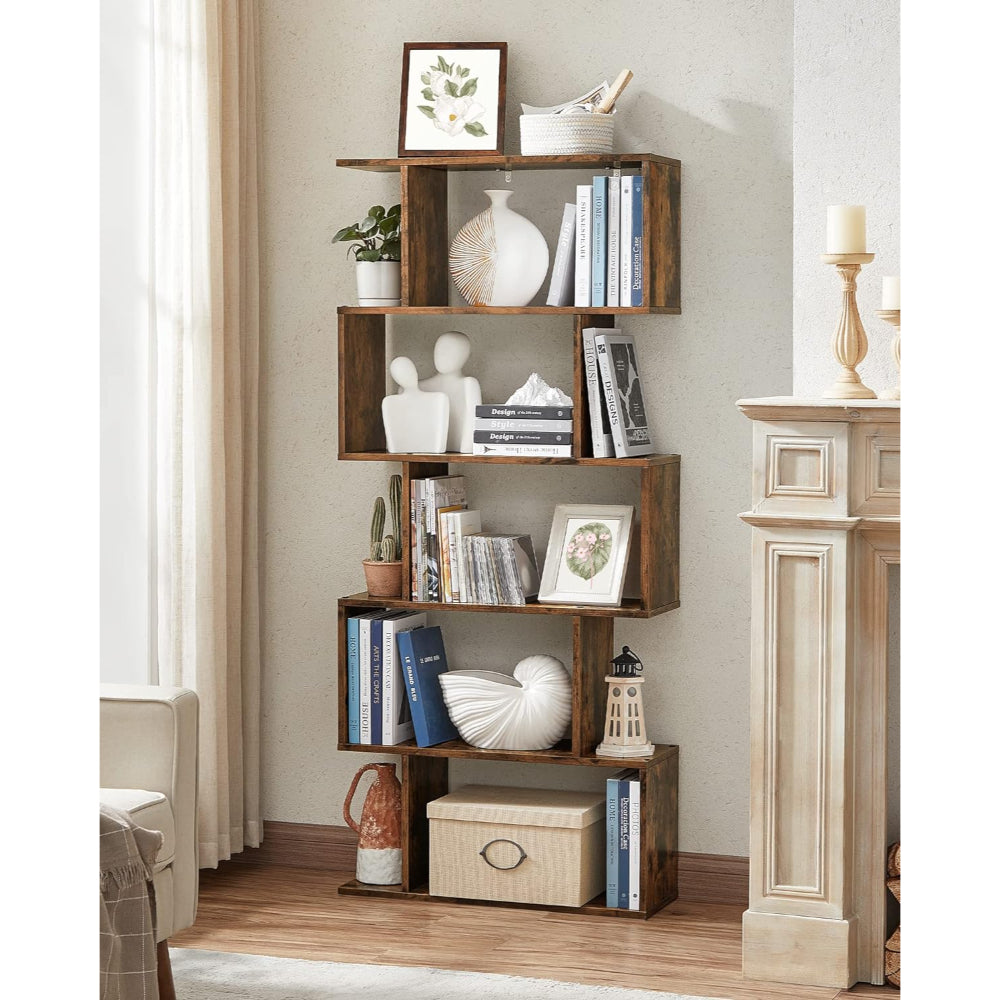 Estantería en S Amager con libros y adornos en un living