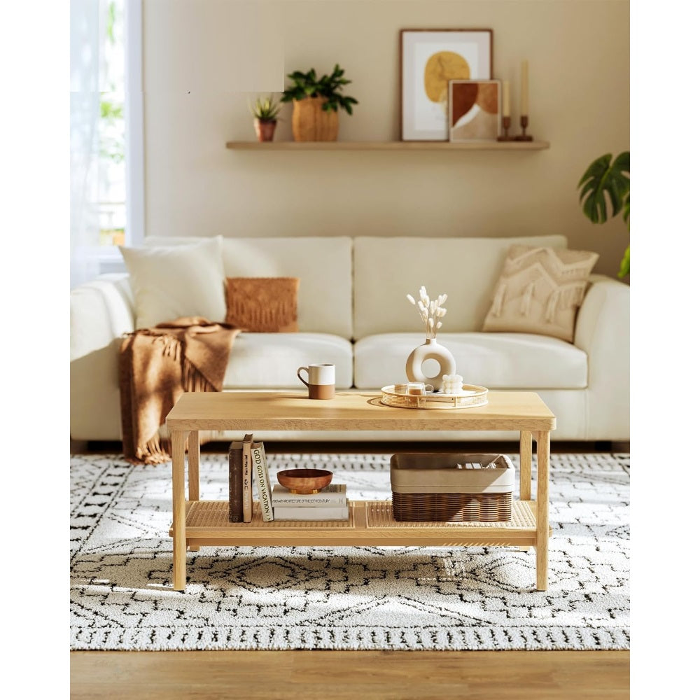 Mesa de centro Trento de madera clara en un living bohemio