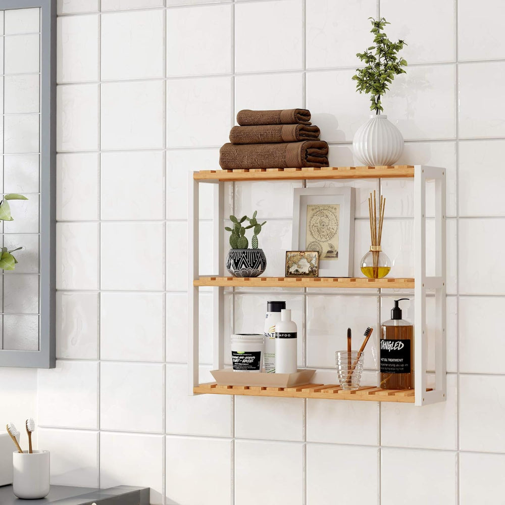 Estante de bambú Skenas con toallas y productos en el baño